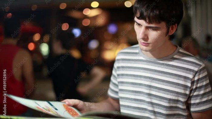 Foto Cowok Ganteng Sedang Membaca Buku Di Cafe