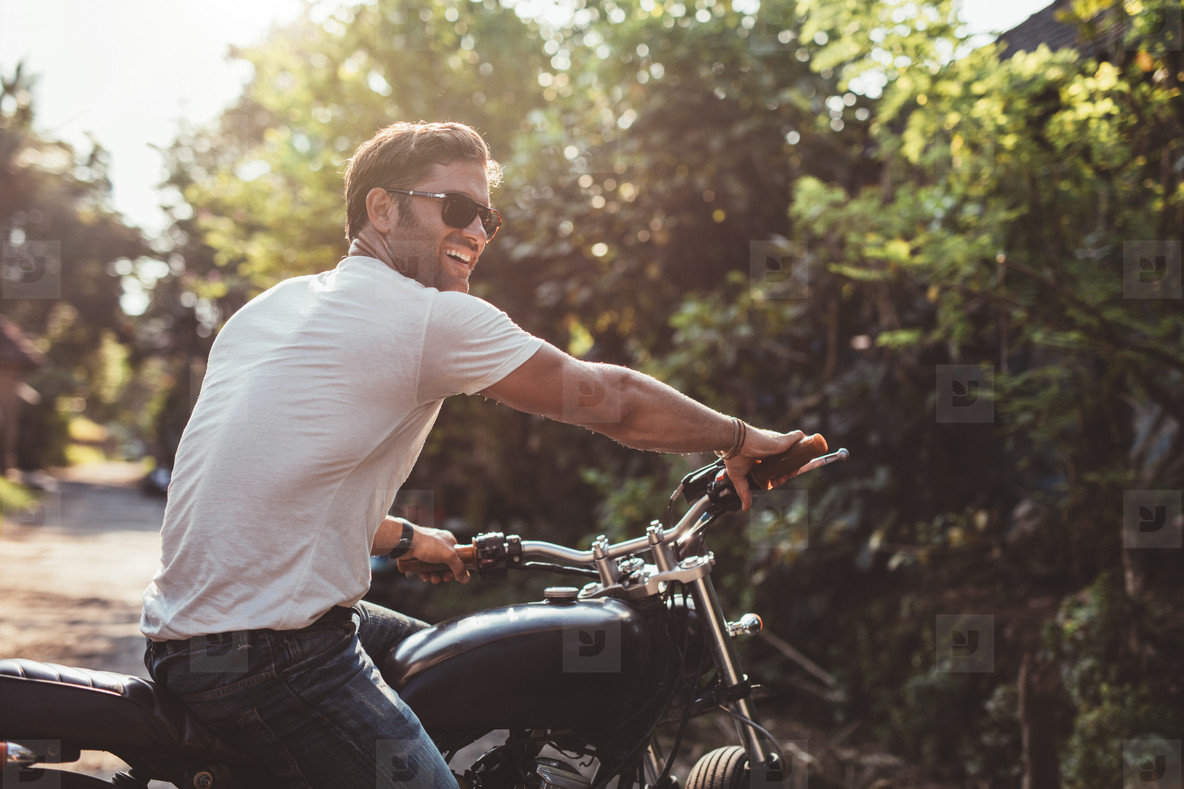 Foto Cowok Ganteng Dengan Motor Gede Keren