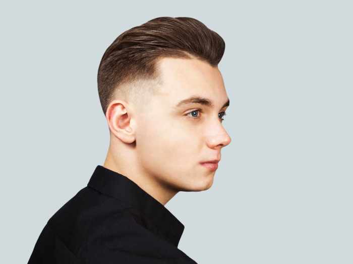 Foto Cowok Ganteng Dengan Gaya Rambut Modern Pompadour