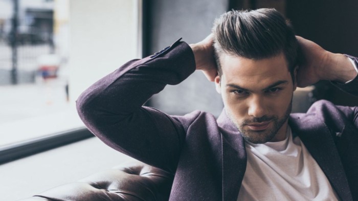 Foto Cowok Ganteng Dengan Gaya Rambut Modern Pompadour