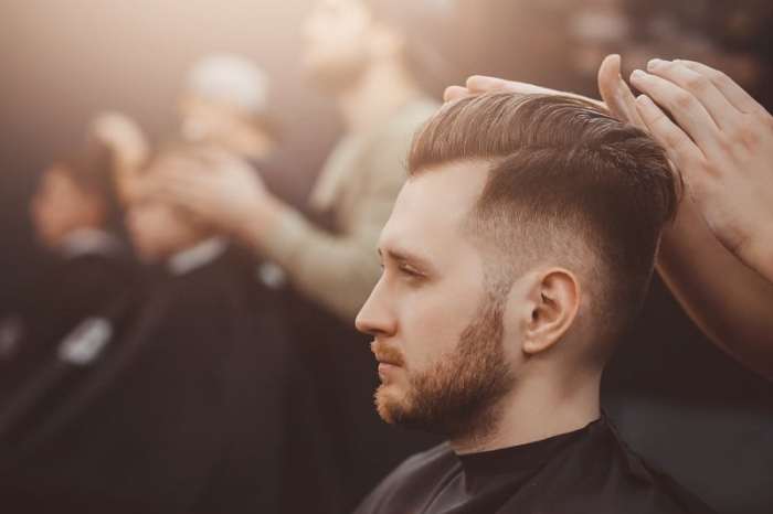 Foto Cowok Ganteng Dengan Gaya Rambut Side Part