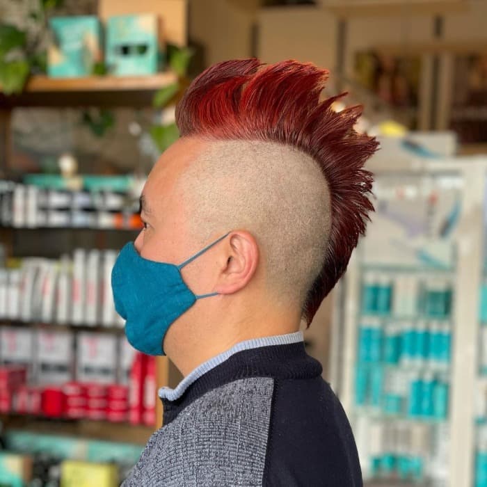 Foto Cowok Ganteng Dengan Gaya Rambut Mohawk Modern