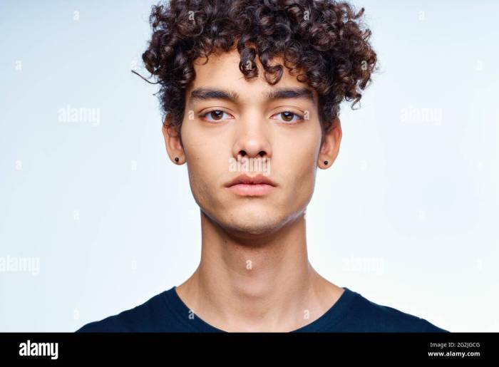 Foto Cowok Ganteng Dengan Gaya Rambut Curly Natural