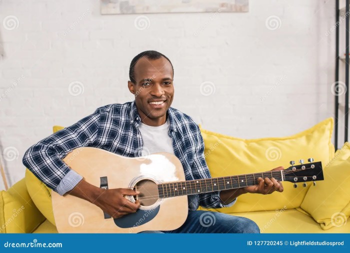 Foto Cowok Ganteng Sedang Bermain Gitar Akustik