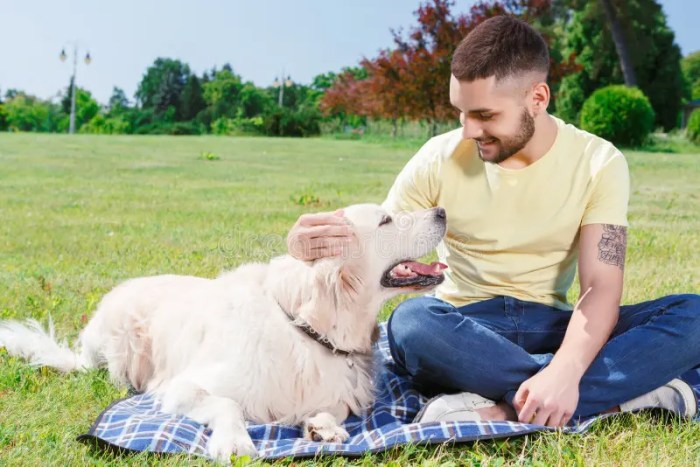 Foto Cowok Ganteng Dengan Anjing Peliharaannya