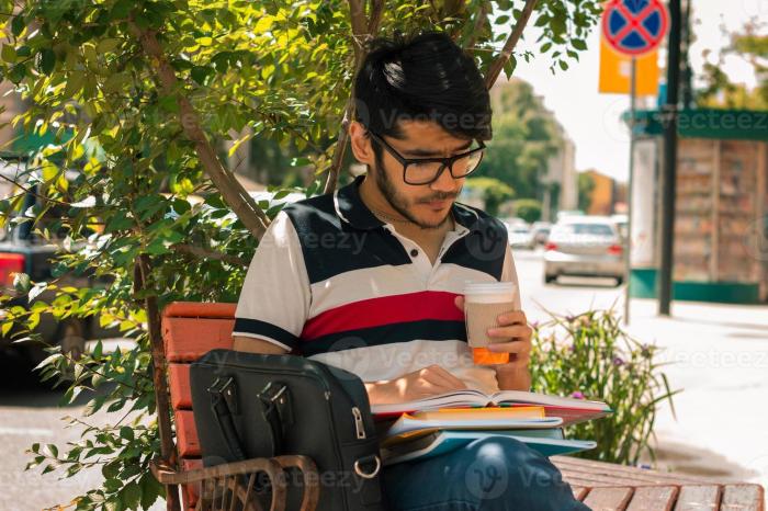 Foto Cowok Ganteng Sedang Membaca Buku Di Cafe