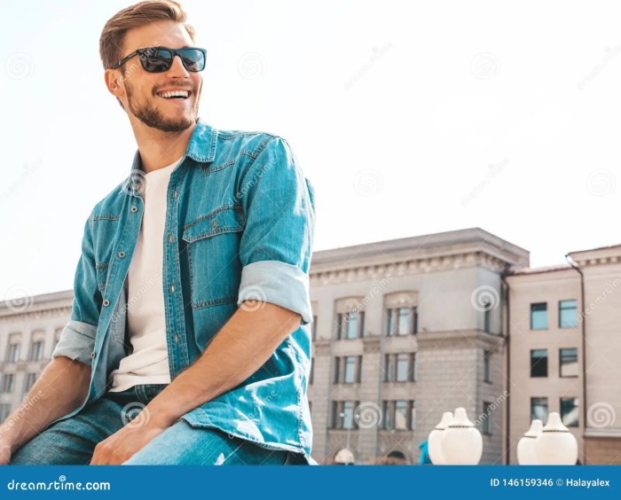 Foto Cowok Ganteng Berpose Dengan Gaya Street Style