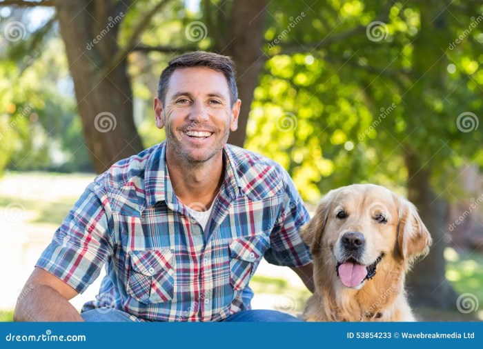 Foto Cowok Ganteng Dengan Anjing Peliharaannya