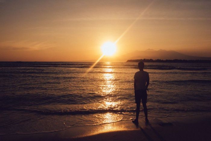 Pose Foto Cowok Ganteng Di Pantai Sunset