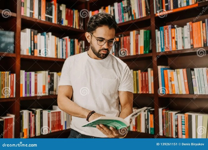 Foto Cowok Ganteng Sedang Membaca Buku Di Cafe