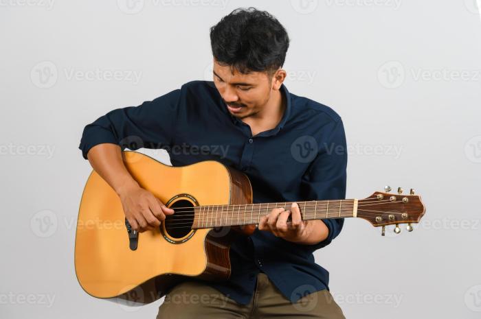 Foto Cowok Ganteng Sedang Bermain Gitar Akustik