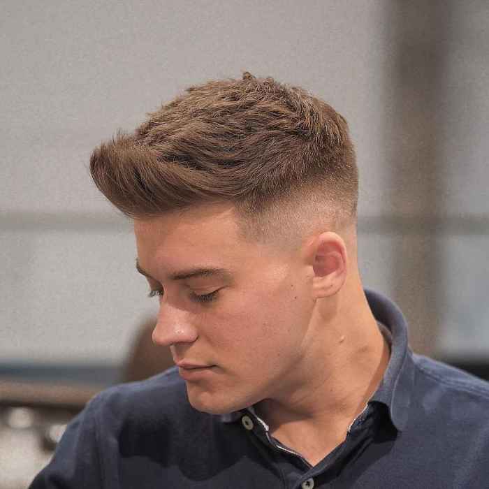 Foto Cowok Ganteng Dengan Gaya Rambut Quiff Modern