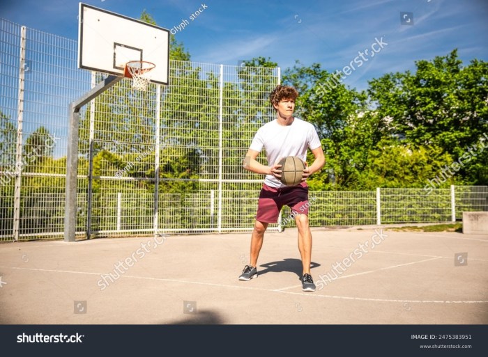 Foto Cowok Ganteng Sedang Bermain Basket Di Lapangan