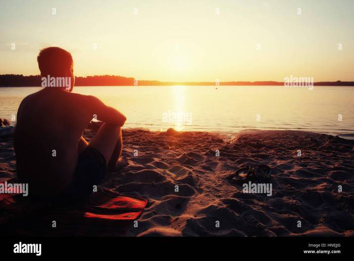 Pose Foto Cowok Ganteng Di Pantai Sunset