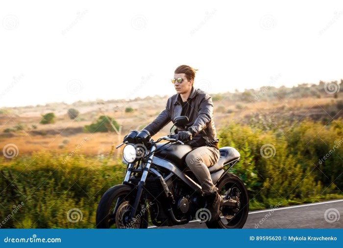 Moto joven riding countryside motorbike hermoso cerca monta