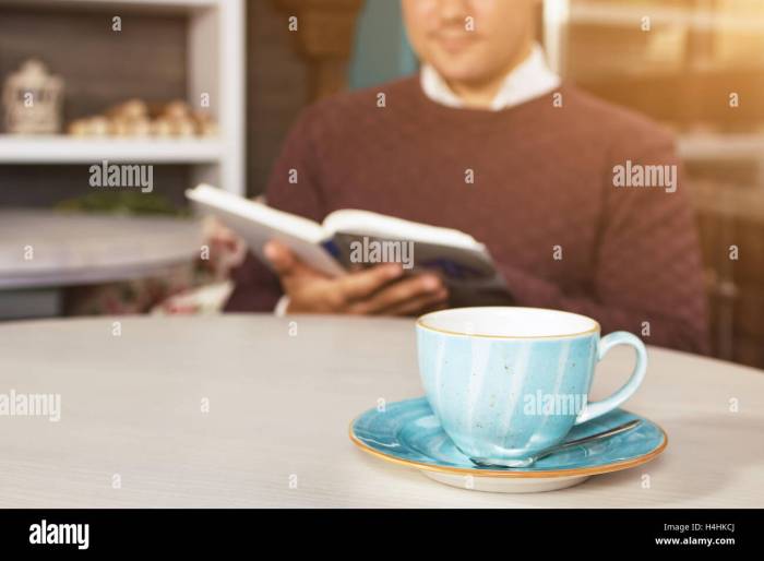 Foto Cowok Ganteng Sedang Membaca Buku Di Cafe